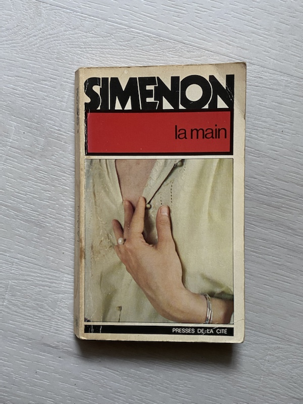 Couverture du livre représentant une main baguée posée sur une poitrine.